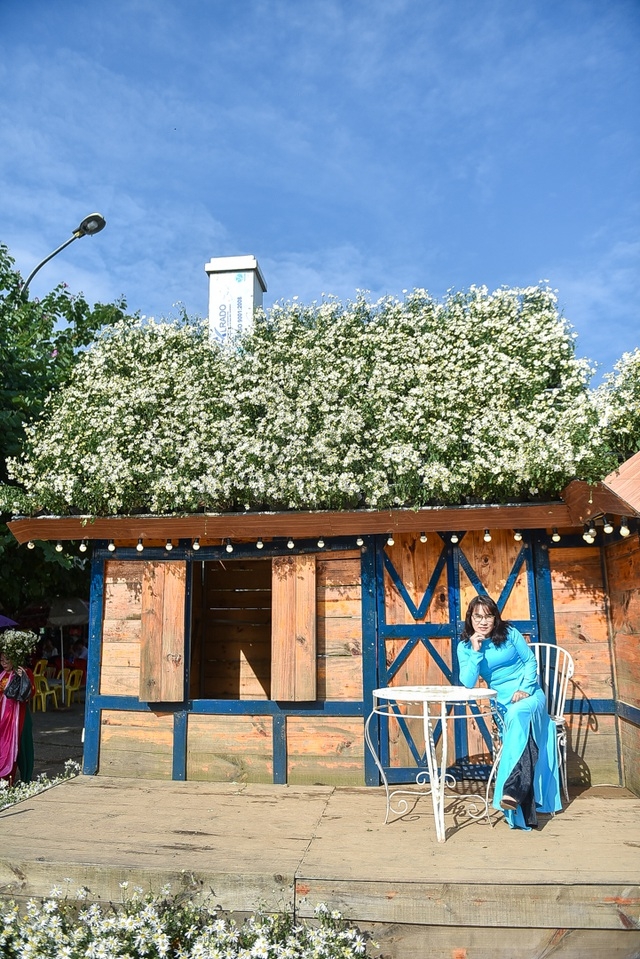 Unique daisy house in Hanoi gives spotlight for photo-lovers