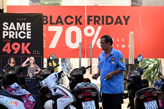 Black Friday: Crowded stores in Vietnam in contrast to deserted shopping streets around the world