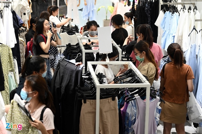 One clothing store in Hanoi is packed with young women looking for suitable clothes (Photo: Zing) 