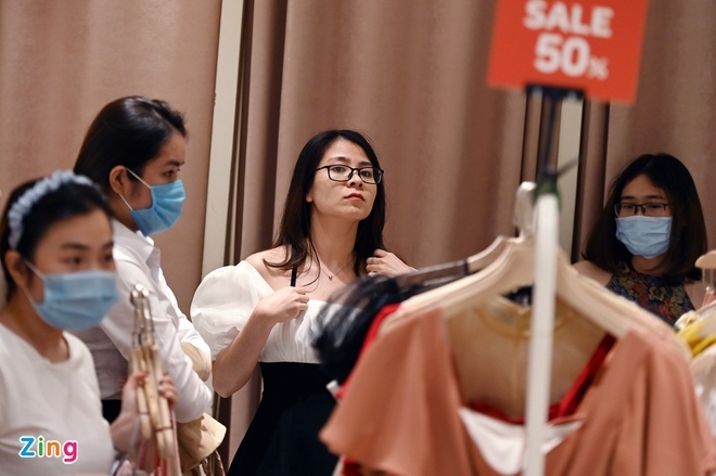 Black Friday: Crowded stores in Vietnam in contrast to deserted shopping streets around the world