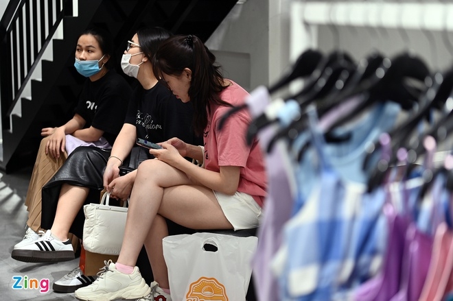 Black Friday: Crowded stores in Vietnam in contrast to deserted shopping streets around the world