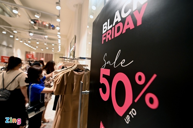 Black Friday: Crowded stores in Vietnam in contrast to deserted shopping streets around the world