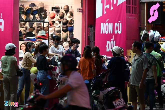 Black Friday: Crowded stores in Vietnam in contrast to deserted shopping streets around the world