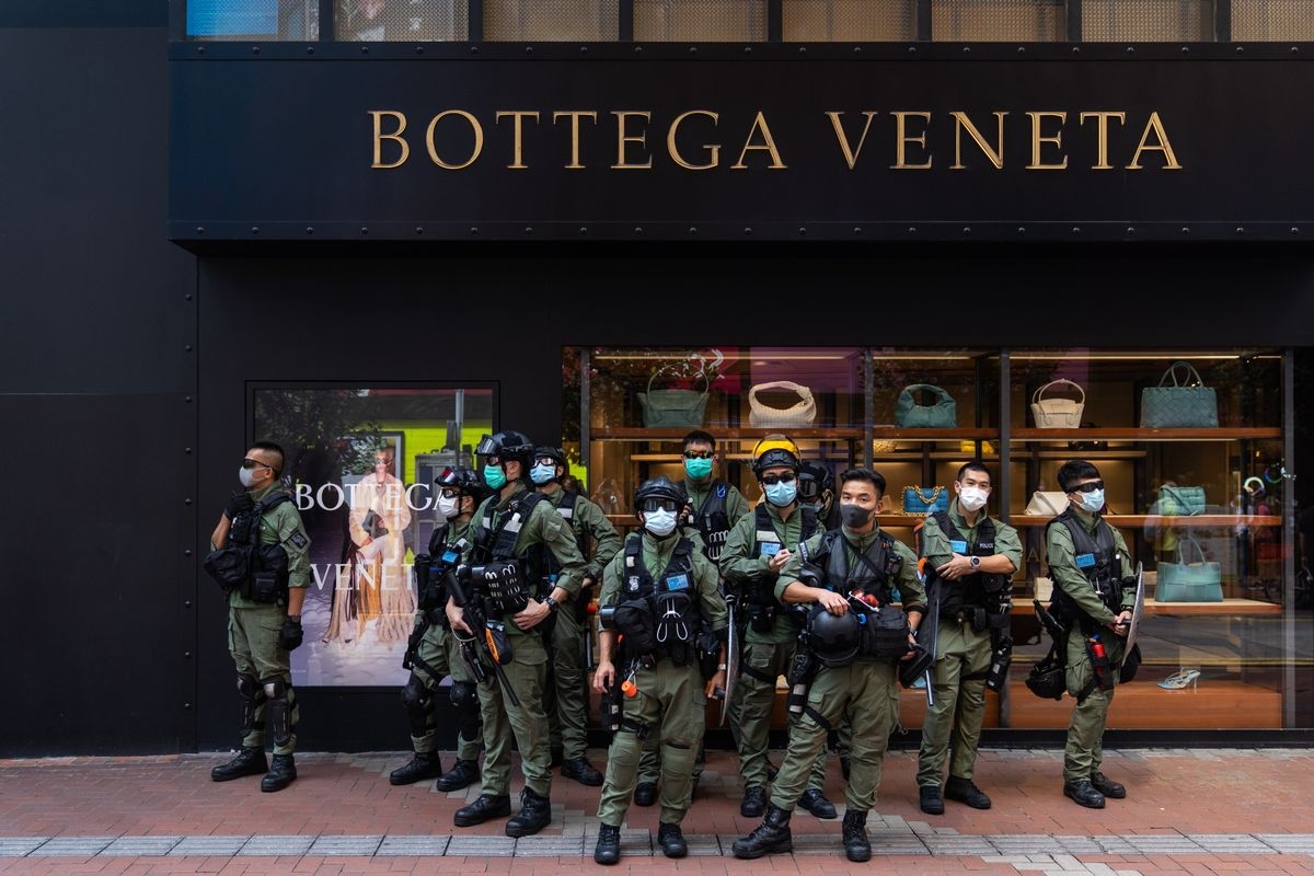 Black Friday: Crowded stores in Vietnam in contrast to deserted shopping streets around the world