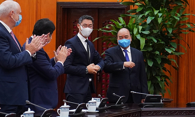 Prime Minister Nguyen Xuan Phuc meets with the foreign business delegation led by Philipp Rosler, November 25, 2020 (Photo: VGP) 