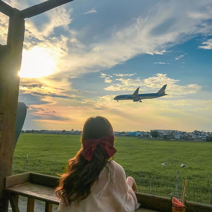 Two cafes in HCMC with spectacular plane-landing view