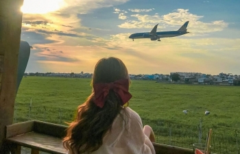 two cafes in hcmc with spectacular plane landing view
