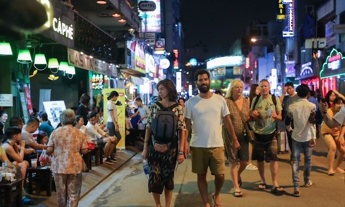 HCMC Tourism Reliant Businesses Long for Foreigners to Return