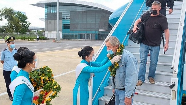 First International Tourists Touch Down in Vietnam After Nearly 20 Months of Travel Ban