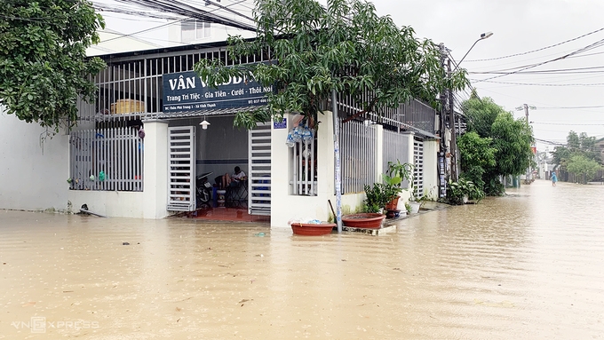 1500 residents in nha trang evacuate over flooding fear