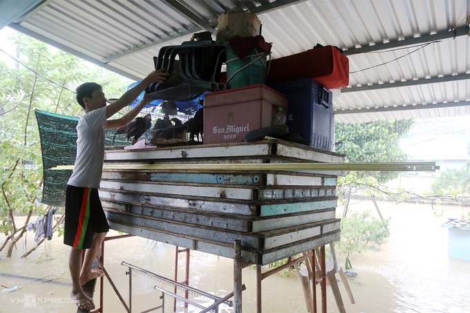A local loading up his property as floodwater raises high (Photo: VNE)