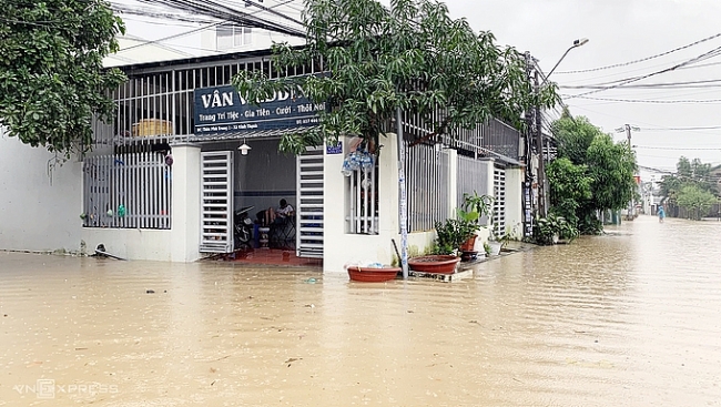 1,500 residents in Nha Trang evacuate over flooding fear