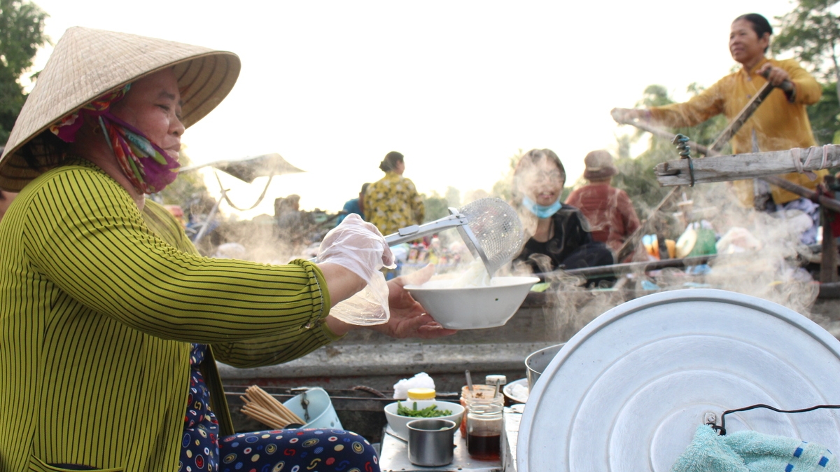 Video: Vibrant dawn at Phong Dien floating market