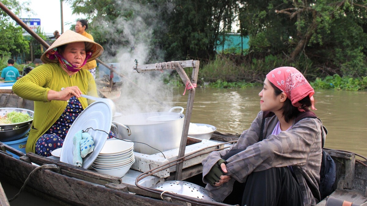 Video: Vibrant dawn at Phong Dien floating market