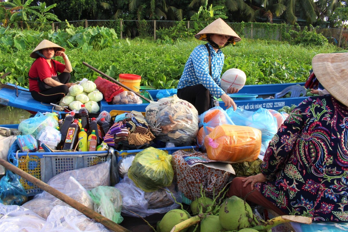 Video: Vibrant dawn at Phong Dien floating market