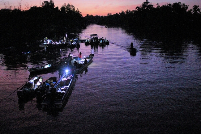 Video: Vibrant dawn at Phong Dien floating market