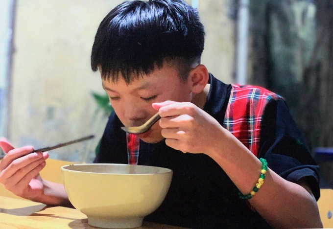 Tai was captured as he's eating a noodle (Photo: VNE) 