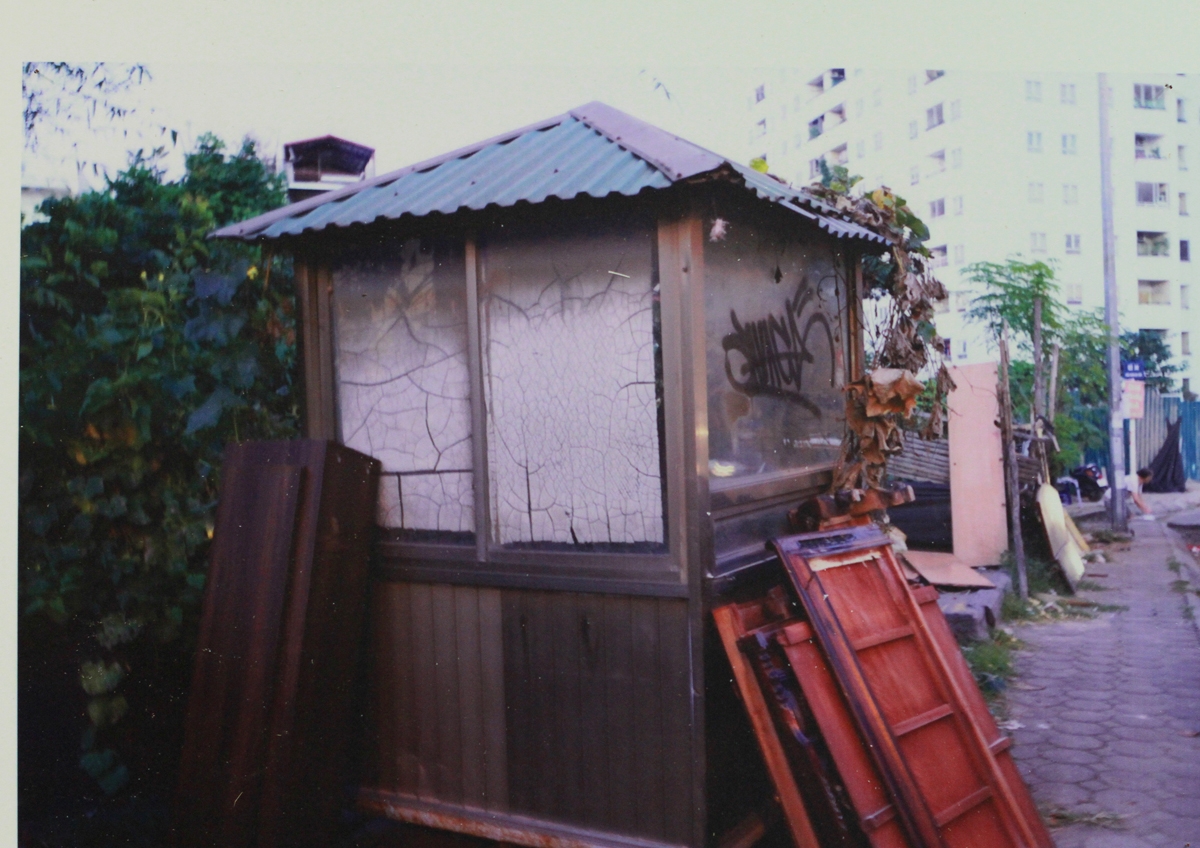 Before adopted, this old phone booth is Trinh's everyday shelter (Photo: VNE) 