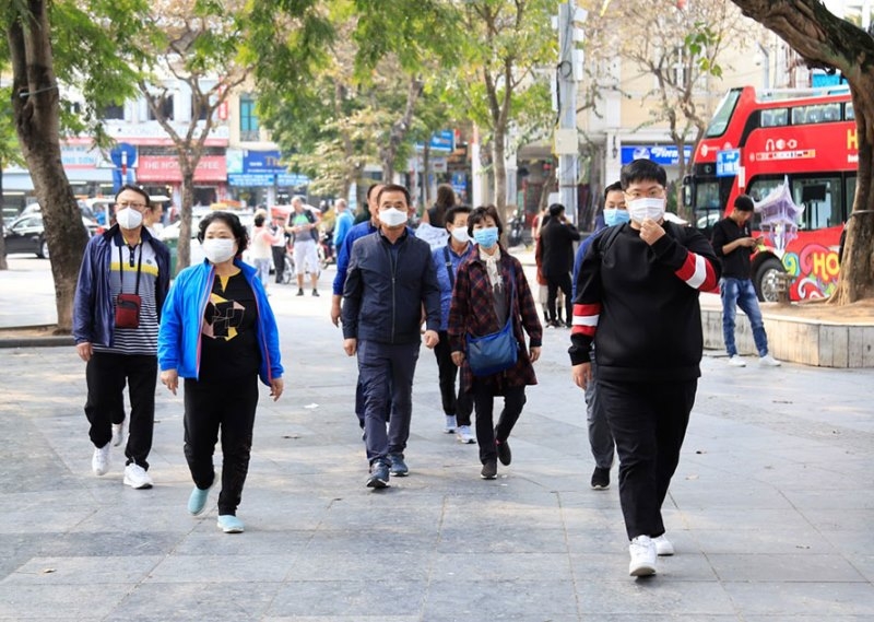 People are all wearing face masks outside (photo: nhan dan) 