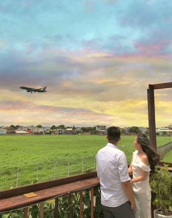 Cafe shops offer guest perfect view to spot airplanes on and off Tan Son Nhat airport