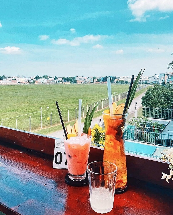 Cafe shops offer guest perfect view to spot airplanes on and off Tan Son Nhat airport