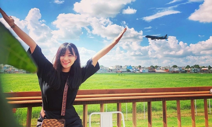 Cafe shops offer guest perfect view to spot airplanes on and off Tan Son Nhat airport