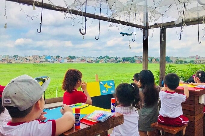 Cafe shops offer guest perfect view to spot airplanes on and off Tan Son Nhat airport