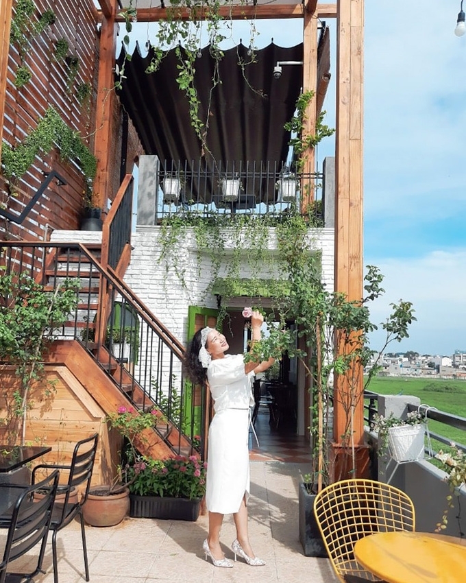 Cafe shops offer guest perfect view to spot airplanes on and off Tan Son Nhat airport