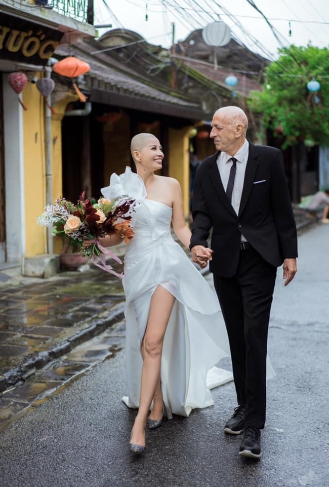 Vietnamese bride shaves bald to encourage her American fiance in cancer battle