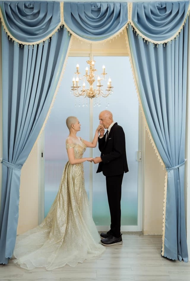 Vietnamese bride shaves bald to encourage her American fiance in cancer battle