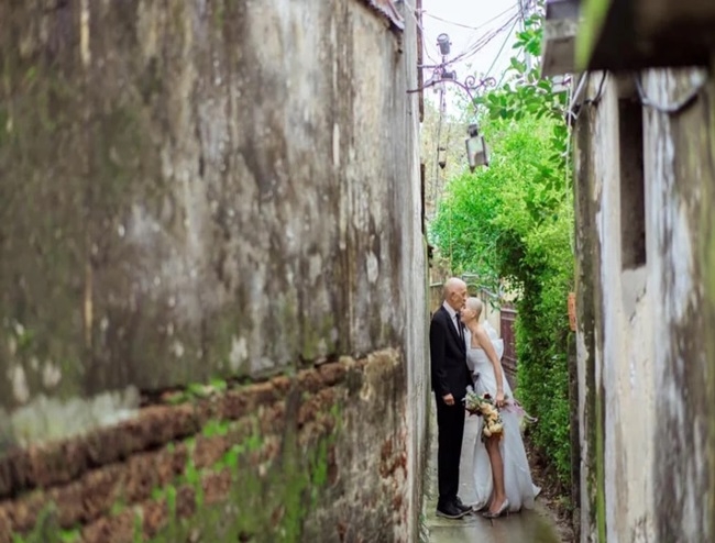 Vietnamese bride shaves bald to encourage her American fiance in cancer battle