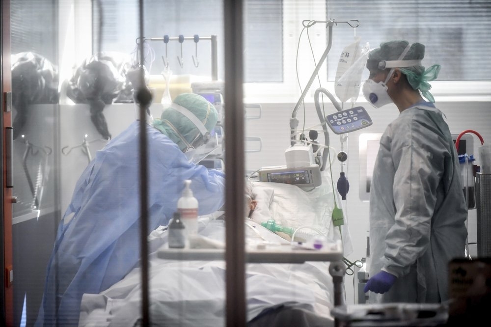 Italian doctors treating a Covid-19 patient (Photo: AP) 