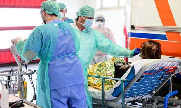 Medical workers treat a patient in the Brescia Poliambulanza hospital in Lombardy, the province hardest hit during the first wave of the pandemic (Photo: AFP)  