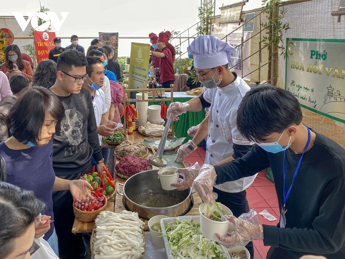 Visitors waiting for the  bowl of Pho (Photo: VOV) 