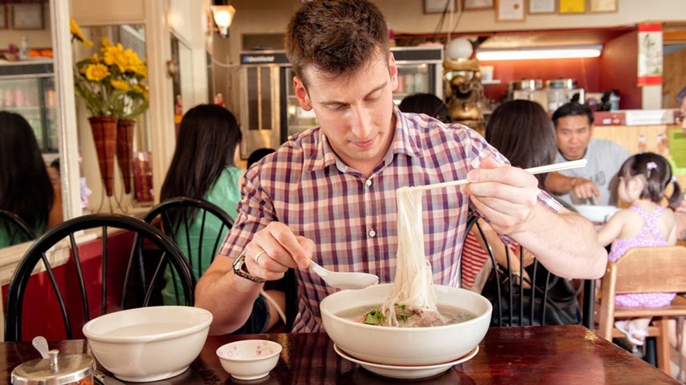 A foreigner eating Pho in Vietnam (Photo: The Gioi Am Thuc)  