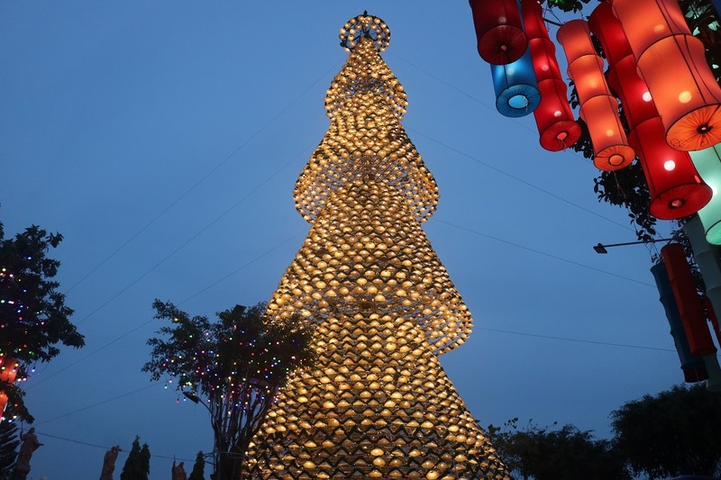 The unique Christmas tree is made from 2,340 conical hats (Photo: PLO) 