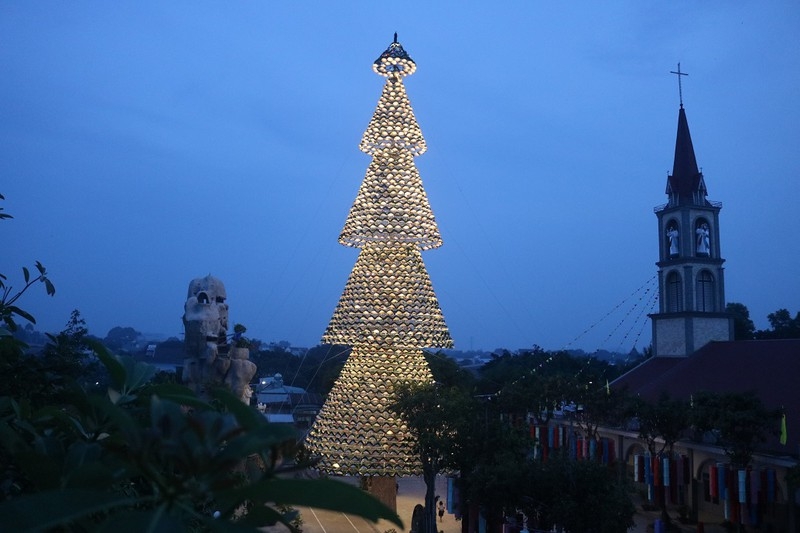 Unique Christmas tree made from thousands of conical hats  in Vietnam