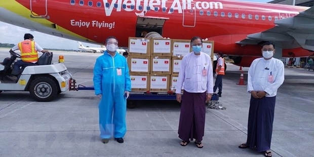 The batch of face masks was handed over to the Mandalay regional government  at Yangon International Airport on Saturday (Photo: VNA) 