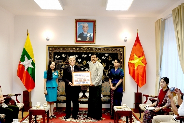 The money and equipment was donated by organisations, businesses and individuals through a donation campaign launched by the Vietnam-Myanmar Friendship Association. (Photo: VNT)