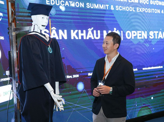 Tri Nhan is a male robot about 1.8 meters tall, 3D printed with all five human-like senses, and simulated biological elements such as artificial heart, lung, and DNA. (Photo: Thanh Nien)
