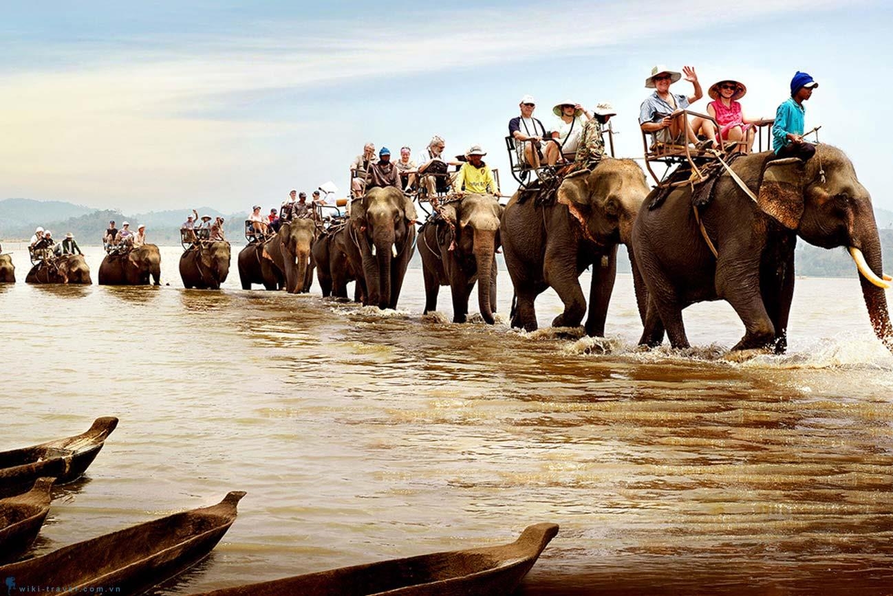 Riding on elephants is one of the exciting experience in Buon Ma Thuot (Photo: Viet Travel)  