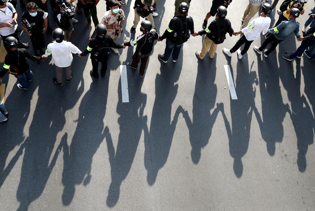  Security personnel form a human chain during a Thai anti-government mass protest, on the 47th anniversary of the 1973 student uprising, in Bangkok, Thailand October 14, 2020 (Photo: Reuters)  