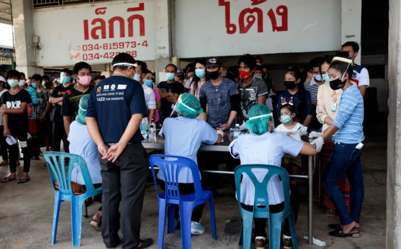 People queue to get tested for the COVID-19 coronavirus at a seafood market in Samut Sakhon on December 19, 2020 after some cases of local infections were detected and linked to a vendor at the market. (Photo: AFP)  