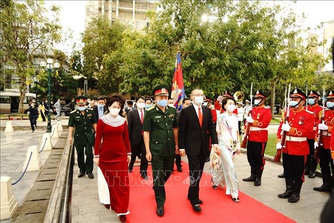 Vietnamese leaders pay tribute to fallen soldiers in Cambodia