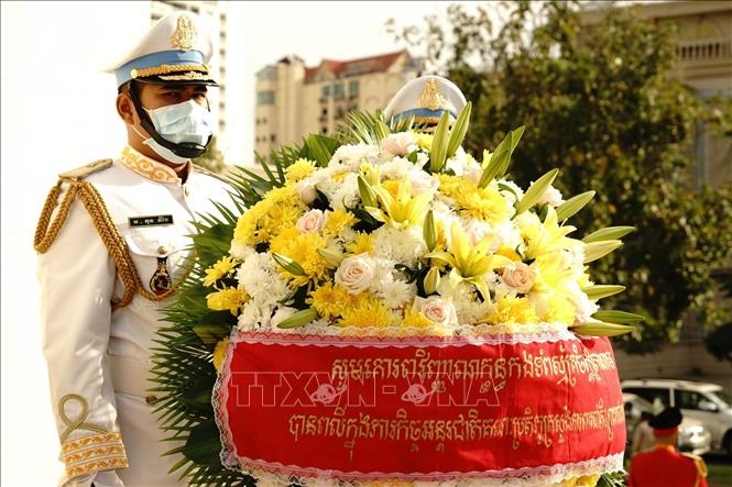 Vietnamese leaders pay tribute to fallen soldiers in Cambodia