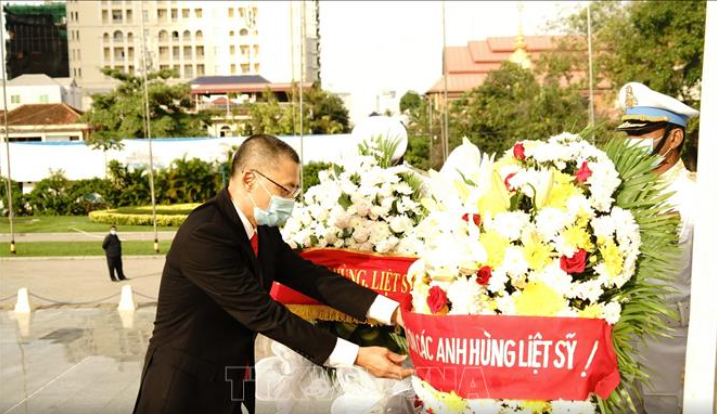 Vietnamese leaders pay tribute to fallen soldiers in Cambodia