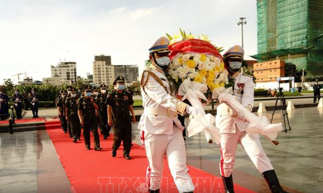 Vietnamese leaders pay tribute to fallen soldiers in Cambodia