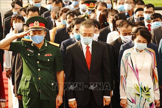 Vietnamese leaders pay tribute to fallen soldiers in Cambodia