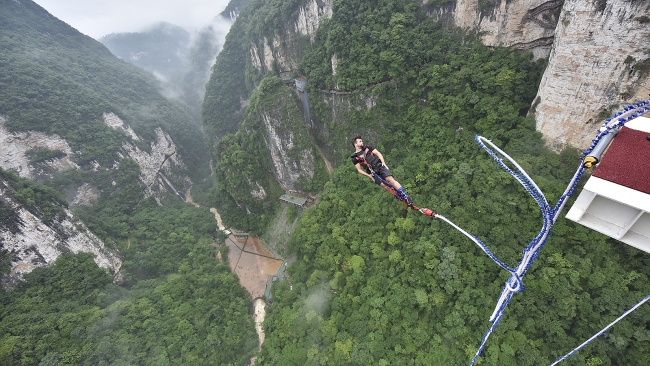In video: Thrilling bungee jumping from glass-bottom bridge in Central China