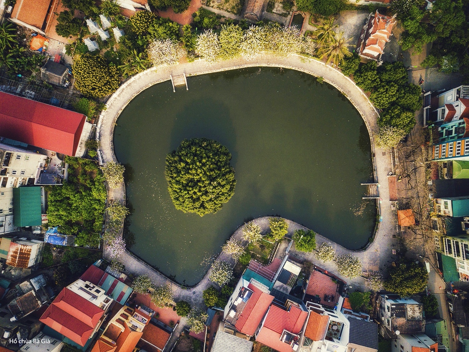 Breathtaking ponds, lakes for iry escapes in the middle of Hanoi